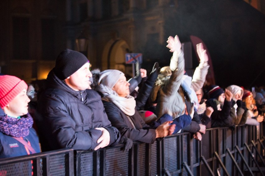 Sylwester 2018/2019 na Targu Węglowym w Gdańsku. Pokaz laserów i muzyka ze sceny [zdjęcia]