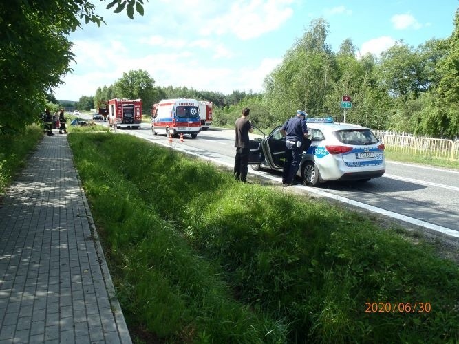 Kraksa w Sulisłwicach. Po zderzeniu fiat z trzema osobami wpadł do rowu