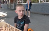 Ukraina: Ośmiolatek gra w szachy na pieniądze, a wygrane przekazuje wojsku [WIDEO] 