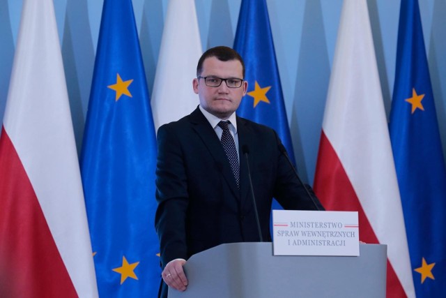 - Jeśli będzie dalej rządziło PiS, inwestycje w gminy popegeerowskie będą kontynuowane - powiedział w sobotę wiceszef MSWiA Paweł Szefernaker.