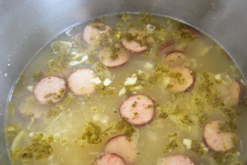 Do gotującej się zupy dodaj starty chrzan, sok z cytryny i...
