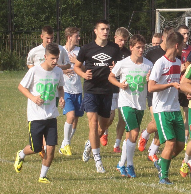 Karol Kucharski (w środku w czarnej koszulce), rozpoczął treningi w Radomiaku Radom.