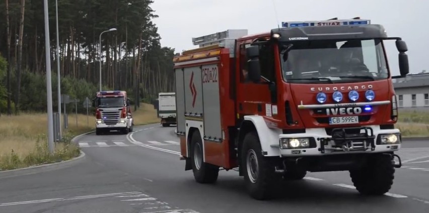 Kierowca ciężarówki włącza się do ruchu i zajeżdża drogę kolumnie wozów strażackich. O włos od wypadku! [zdjęcia, wideo]