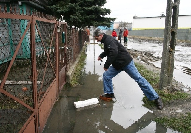 Rodziny mieszkające na Sosnowej mają problem z dostaniem się na posesję, ponieważ znajdujący się na ulicy chodnik został zatopiony.