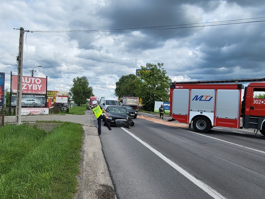 Wypadek w Kielcach. Na drodze krajowej numer 74 zderzyła się ciężarówka z samochodem osobowym