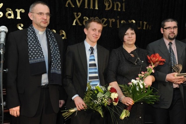 Na zdjęciu od lewej: o. Wojciech Ziółek, pomysłodawca nagrody Żar Serca oraz jej tegoroczni laureaci: Wojciech Michałek, student Uniwersytetu Opolskiego, Barbara Hetmańska kanclerz Politechniki Opolskiej  i Waldemar Wczasek, katecheta w Zespole Szkół Żeglugi Śródlądowej w Kędzierzynie-Koźlu.