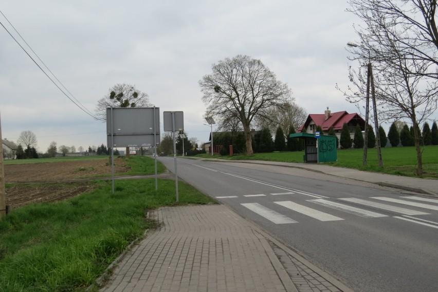 Chodnik zostanie zbudowany po lewej stronie drogi...