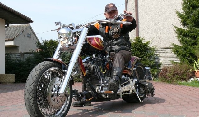 Mieszkający koło Jędrzejowa przedsiębiorca i dyrektor jednego z klubów zrzeszających motocyklistów ma dwa harleye. Oto jeden z nich, składany za zamówienie show bike, kupiony za ćwierć miliona złotych. Bez wątpienia to najdroższy motockl w regionie i jeden z najdroższych w Polsce.