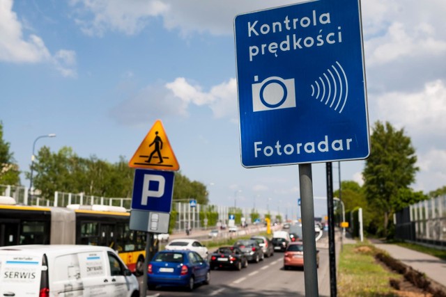 Nadmierna prędkość odpowiada za najwięcej wypadków drogowych w Polsce. Dlatego aby wzmocnić bezpieczeństwo na naszych drogach przybędzie fotoradarów.Główny Inspektor Transportu Drogowego poinformował, że na polskich drogach pojawi się aż 111 nowych fotoradarów. Nowe urządzenia pojawią się w ramach realizacji projektu "Zwiększenie skuteczności i efektywności systemu automatycznego nadzoru nad ruchem drogowym". Program współfinansowany jest ze środków Unii Europejskiej w ramach Programu Operacyjnego Infrastruktura i Środowisko 2014-2020.Znamy lokalizacje niektórych z fotoradarów. Zobacz ją w dalszej części galerii >>>