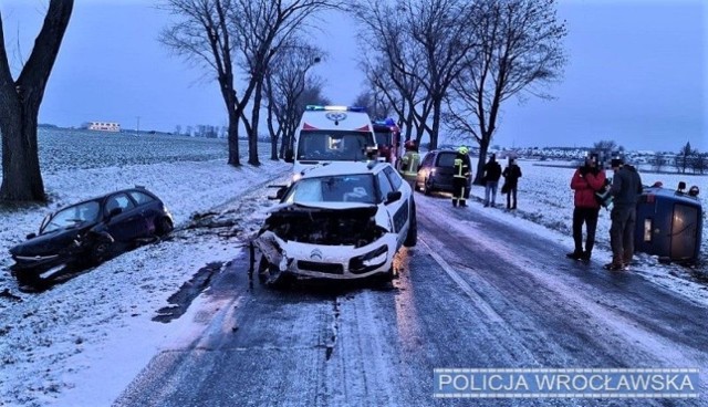 Wypadek na śliskiej drodze w Domasławiu. Doszło do niego w środę rano