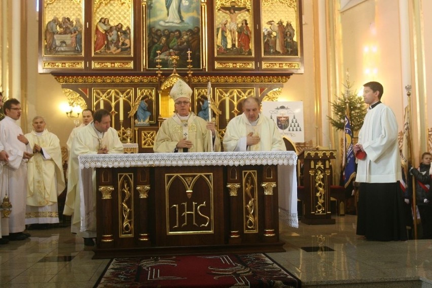Relikwie Jana Pawła II i abp Wiktor Skworc w Wodzisławiu...