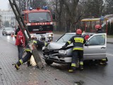 W Przemyślu kierowca golfa staranował słup energetyczny [WIDEO, ZDJĘCIA]