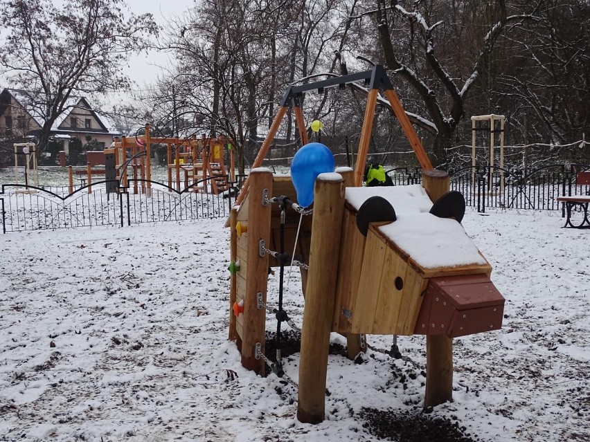 Kraków. W zimowych warunkach otworzyli plac zabaw w Łuczanowicach [ZDJĘCIA]