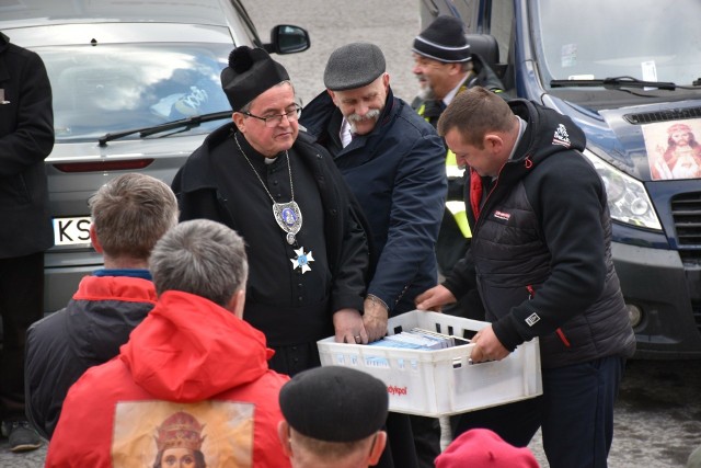 Ks. Piotr Natanek i jego wierni pod Sądem Rejonowym w Suchej Beskidzkiej