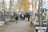 Mnóstwo ludzi na cmentarzu na Piaskach w Kielcach. Wszyscy porządkują groby - zobacz zdjęcia