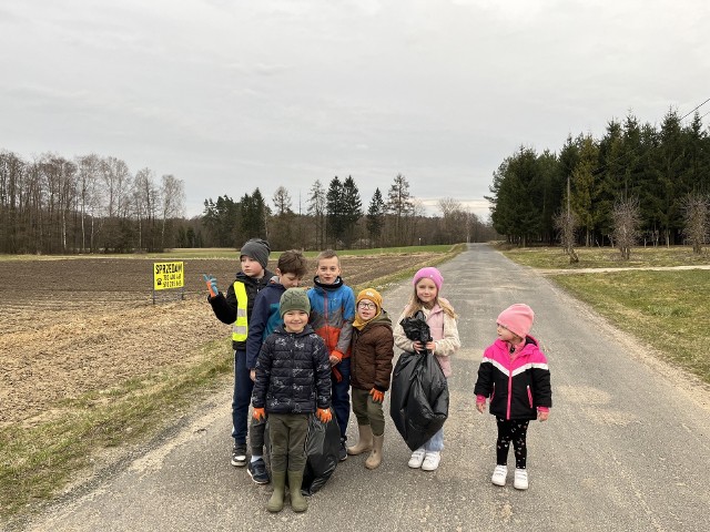 Uczniowie podczas wiosennego sprzątania sołectw w gminie Pniewy. Więcej na kolejnych slajdach.