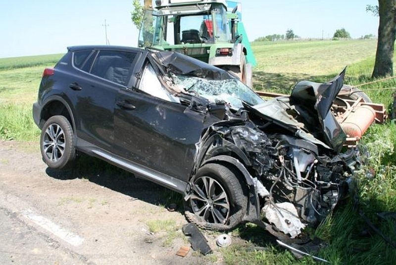 Brańsk - Szepietowo. Wypadek. Toyota zderzyła się z ciągnikiem (zdjęcia)