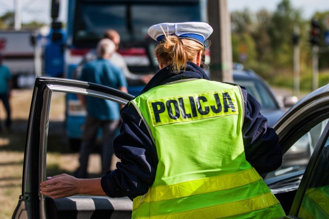 Na miejscu wypadku DK nr 5 jest zablokowana. Policja wytycza objazdy.