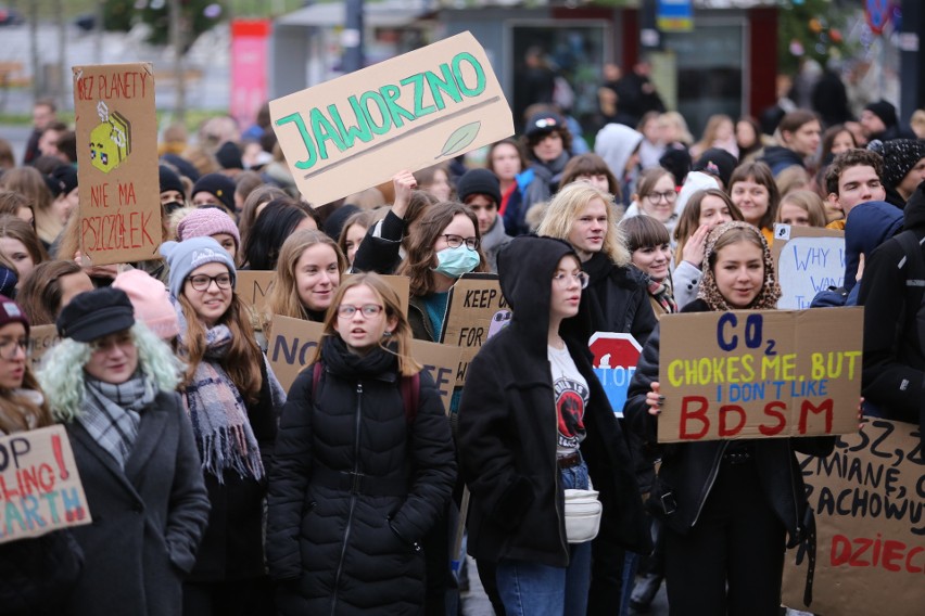 Setki młodych ludzi strajkuje dzisiaj w obronie klimatu w...