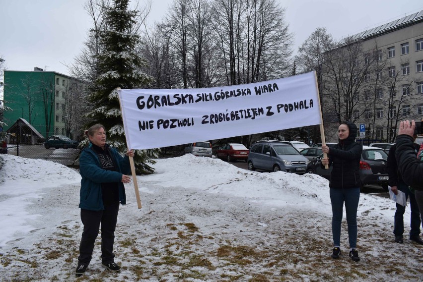 Zakopane. Protest pod szpitalem. Położne walczą o porodówkę i o swoje miejsca pracy [ZDJĘCIA]