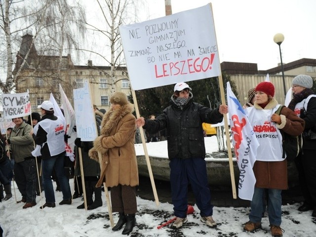 4 lutego przeciwko zmianom w oświacie protestowali nauczyciele i rodzice.
