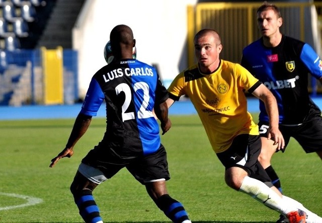 Luis Carlos (tyłem) zdobył gola w meczu przeciwko Nielbie (na żółto), w tle Paweł Strąk.