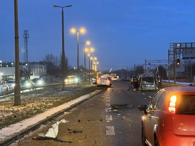 W zderzeniu na skrzyżowaniu ulicy Warszawskiej oraz Bałtyckiej uczestniczyły cztery auta osobowe.