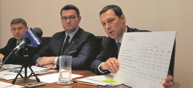 Poseł i radni PiS pokazali dane MZWiK, z których wynika, że rocznie do ziemi wsiąka ok. miliona kubików wody