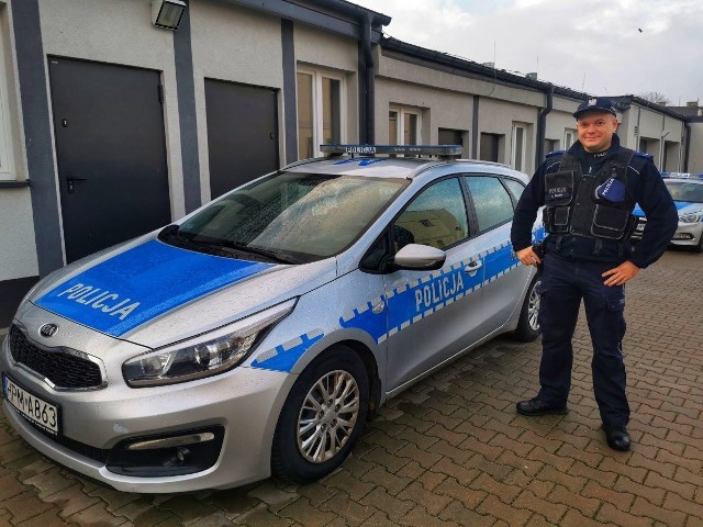 Łomżyński funkcjonariusz na co dzień służy w Posterunku Policji w Śniadowie. Udowodnił, że policjantem jest się również po służbie.