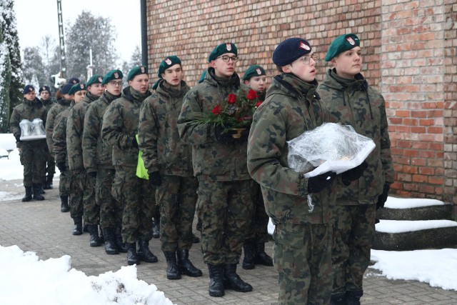 Reprezentanci częstochowskiego samorządu złożyli kwiaty na grobach powstańców
