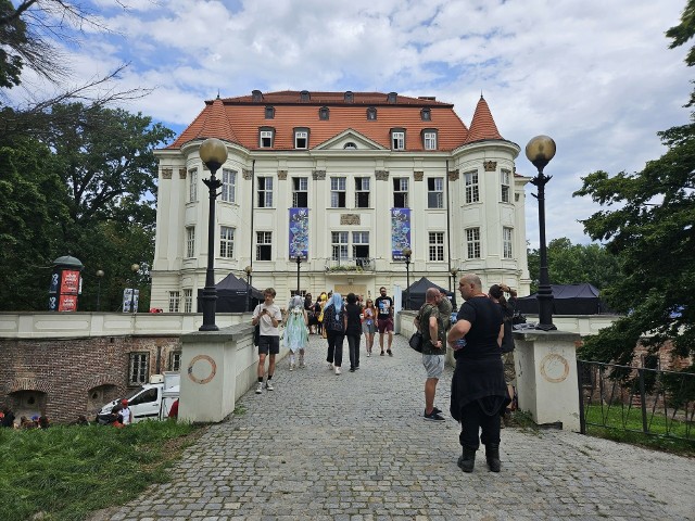 Jeden z najpiękniejszych zamków we Wrocławiu doczeka się remontu! Leśnicki Zamek, gdzie znajduje się Ośrodek Postaw Twórczych przejdzie sporo zmian. Sprawdź, co będzie się tam działo.