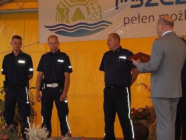 Wójt Pszczewa (z prawej) i zastępca komendanta powiatowego uhonorowali policjantów oraz ratowników WOPR, którzy w lipcu uratowali tonących turystów.