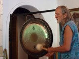 Don Conreaux i Tom Czartoryski zagrają na gongach