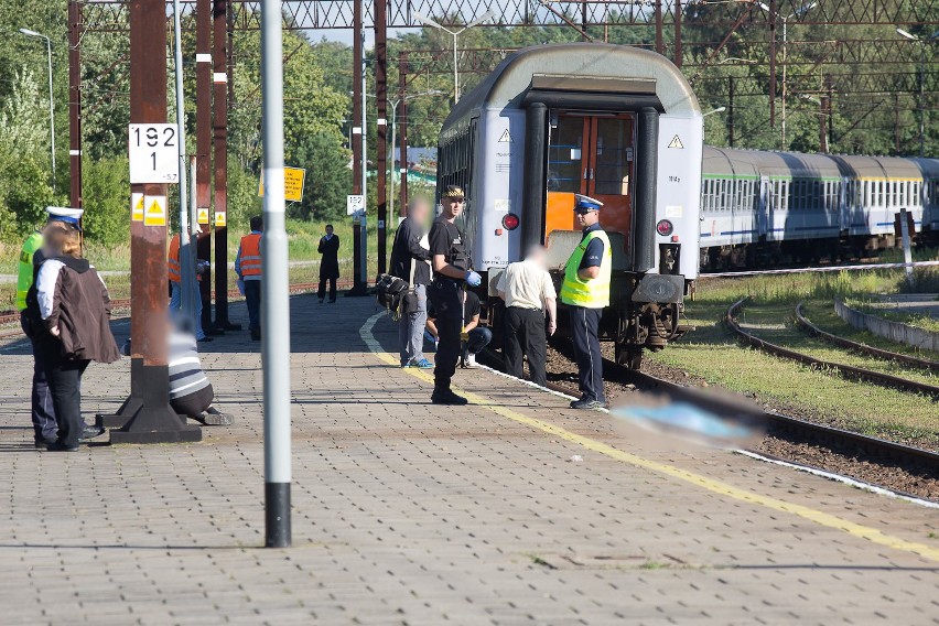 Wypadek na torach w Ustce. Nie żyje młody mężczyzna (wideo, zdjęcia)