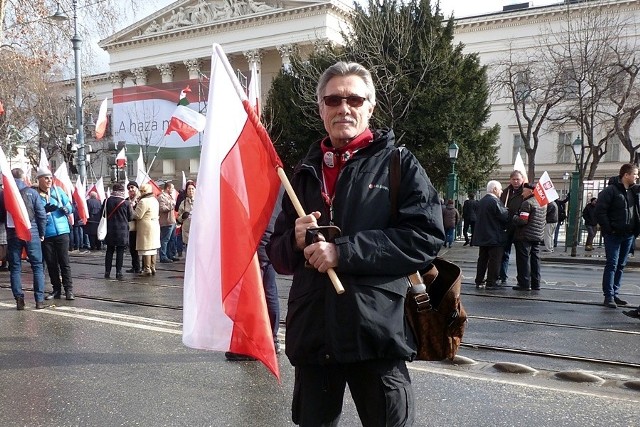 Jerzy Stopa przed Muzeum Narodowym, gdzie odbyły się główne uroczystości narodowego święta Węgier