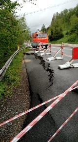 Podhale. Rzeka w Bielance podmyła drogę. Zrobiło się małe osuwisko [ZDJĘCIA]