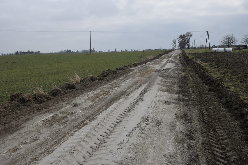 Rozpoczęła się przebudowa dwóch odcinków dróg gminy Zbójno:...