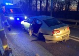 Wypadek w Broku. Zderzenie volkswagena i BMW na moście. 31.10.2021. Zdjęcia
