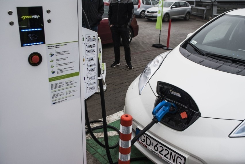 Już za tydzień Parlament Europejski może nas zmusić do kupowania aut na prąd od 2035 roku. Łódź nie jest na to przygotowana...