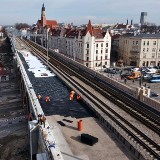 Kraków. Ważne prace na przebudowywanym wiadukcie nad ulicą Grzegórzecką. Układają nawierzchnię pod tory