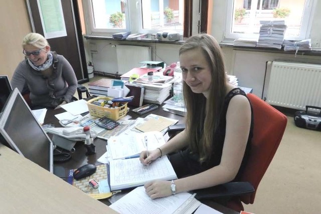 Katarzyna Marcinków (z prawej) na stażu pracowała w sekretariacie swojej szkoły - II Liceum Ogólnokształcącego w Opolu. - Sama idea jest świetna, bo osoby w moim wieku mają niewielkie możliwości zdobycia doświadczenia zawodowego - mówi Kasia.