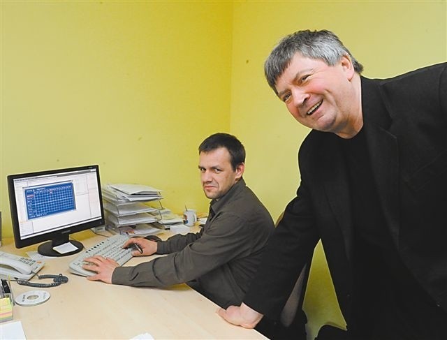 - Nowy system pozwoli maksymalnie usprawnić obsługę klienta - mówi Zbigniew Adamiszyn (z prawej), prezes zarządu firmy Artim. (fot. Paweł Stauffer)