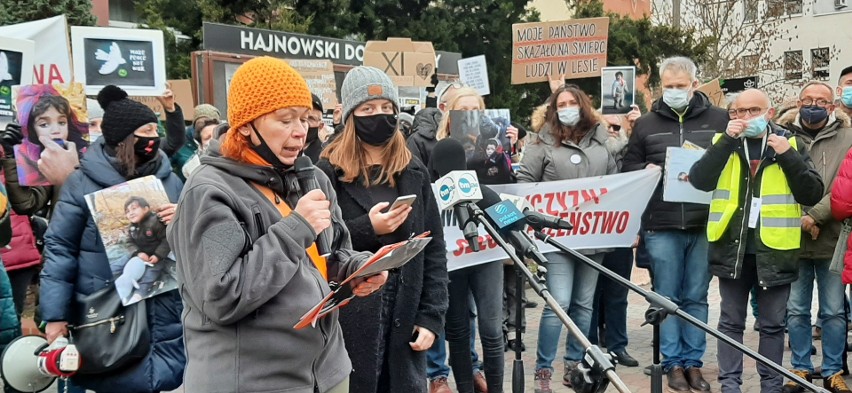 Matki na granicę w Hajnówce. Protest aktywistów apelujących o pomoc humanitarną dla migrantów [ZDJĘCIA]