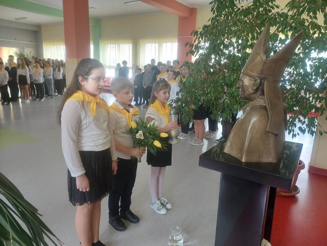 PSP w Kamieńsku uczciła rocznicę śmierci patrona szkoły Jana Pawła II