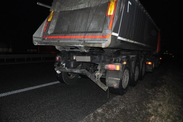 W wypadku poszkodowany został 39-letni kierowca mercedesa, który z licznymi obrażeniami ciała został przewieziony do szpitala