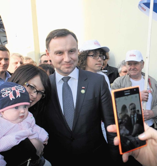 Andrzej Duda podczas kampanii wyborczej przyjechał do Nowego Sącza i Grybowa Dudabusem. Fotografował się ze swymi sympatykami. Dziś chwalą się na Facebooku selfie z prezydentem RP