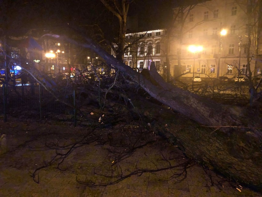 Nocna wichura uderzyła w plac Wolności w Katowicach....