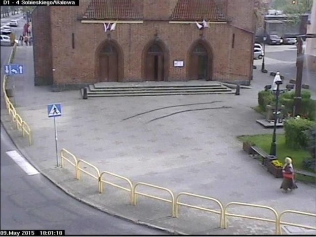Samochód zostawił ślady opon przed kościołem św. Leona w Wejherowie