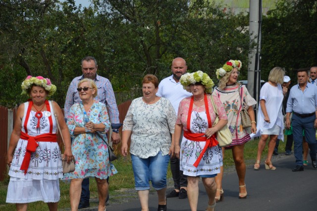 Otwarcie drogi i dożynki w Śliwniku. Z uroczystości pod świetlicą zebrani przeszli na dożynki