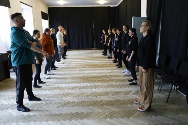 W sobotę w Akademii Teatralnej odbywają się warsztaty "Zatańczyć Podlasie. Narzędzia pracy choreografa" Prowadzi je prawdziwa taneczna legenda, Mariusz Żwierko